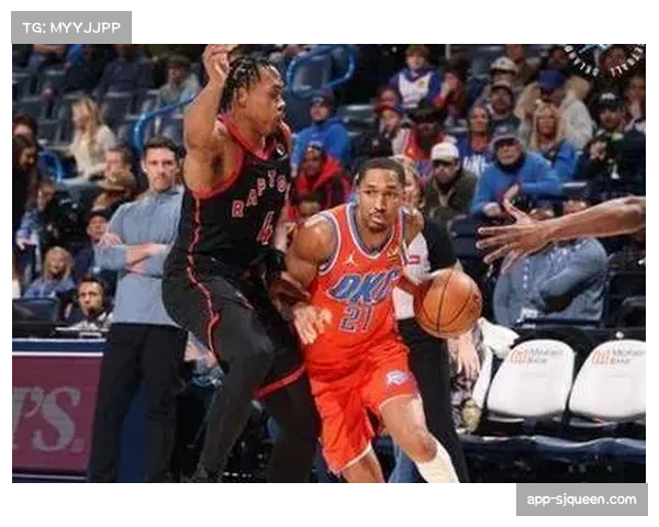 镜头聚焦：猛龙主帅在暂停时怒吼，要求队员执行明确的“ICE”防守策略应对挡拆